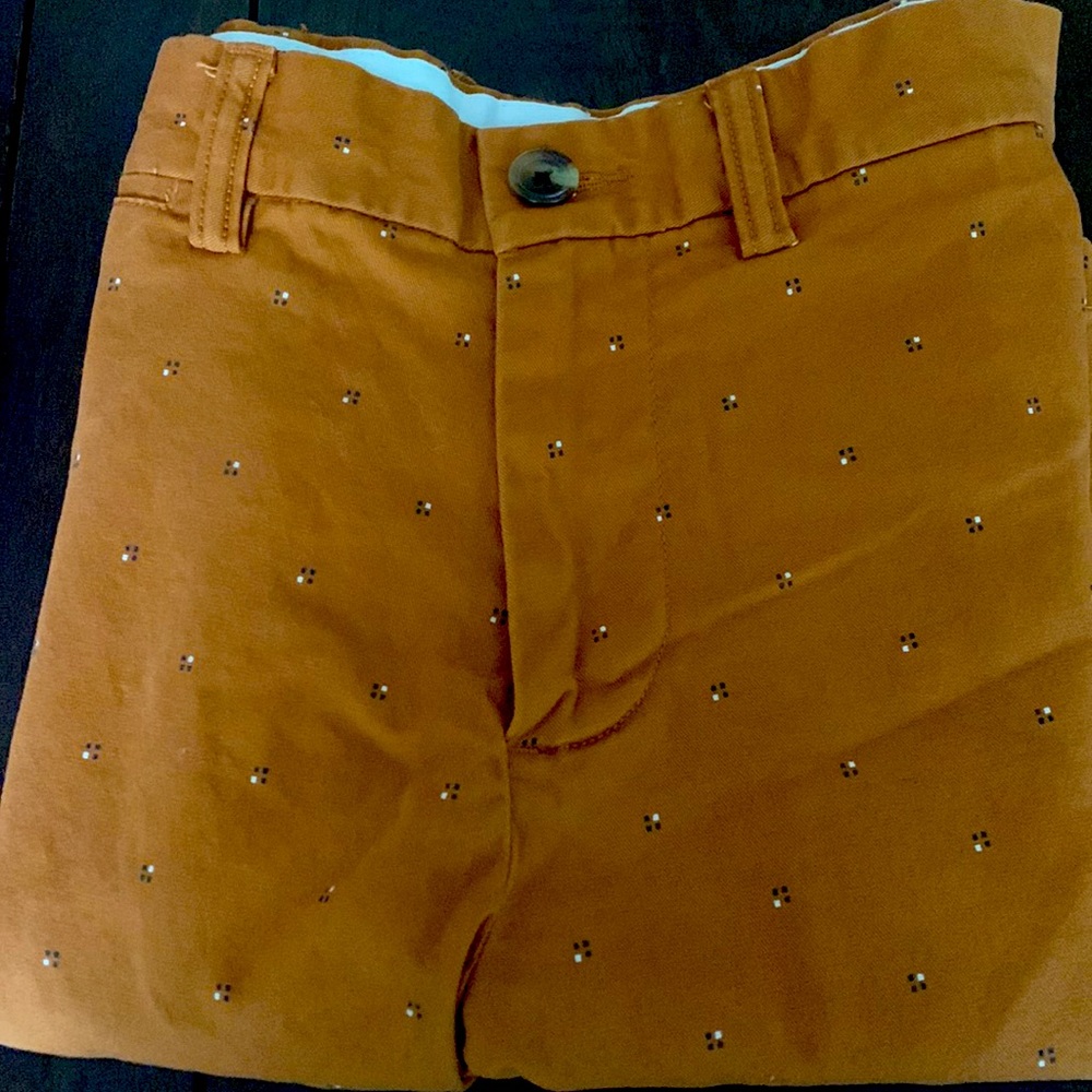 Old Navy Men’s shorts, size 28, 9” inseam, rust color with small design.